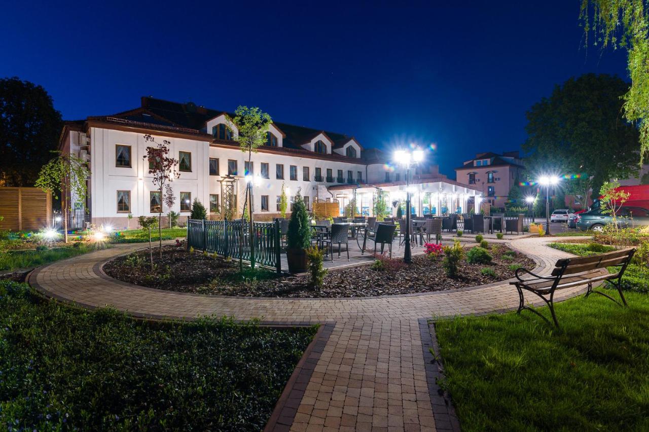 Villa Astra - Apartments & Restaurant Oswiecim Exterior photo
